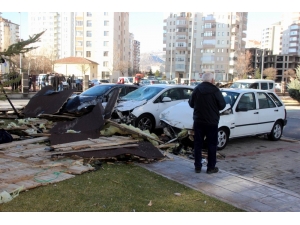 Saatte 110 Kilometre Hıza Ulaşan Rüzgar Kayseri’yi Savaş Alanına Çevirdi