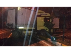 Tır Refüje Çarptı