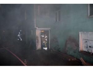 Metruk Bina Kül Oldu