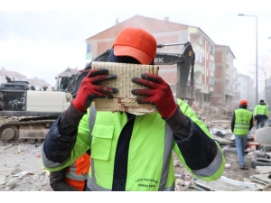 Enkazda Kur’an-ı Kerim Ve Bayrak Hassasiyeti