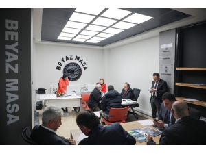 Başkan Yalçın Beyaz Masa’da Kitap Hediye Etti