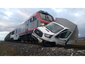 Bariyerleri Kırıp Geçmeye Çalışan Kamyonete Tren Çarptı