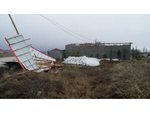 Gece Çıkan Fırtına Günyüzü İlçesinde Çatıları Uçurdu