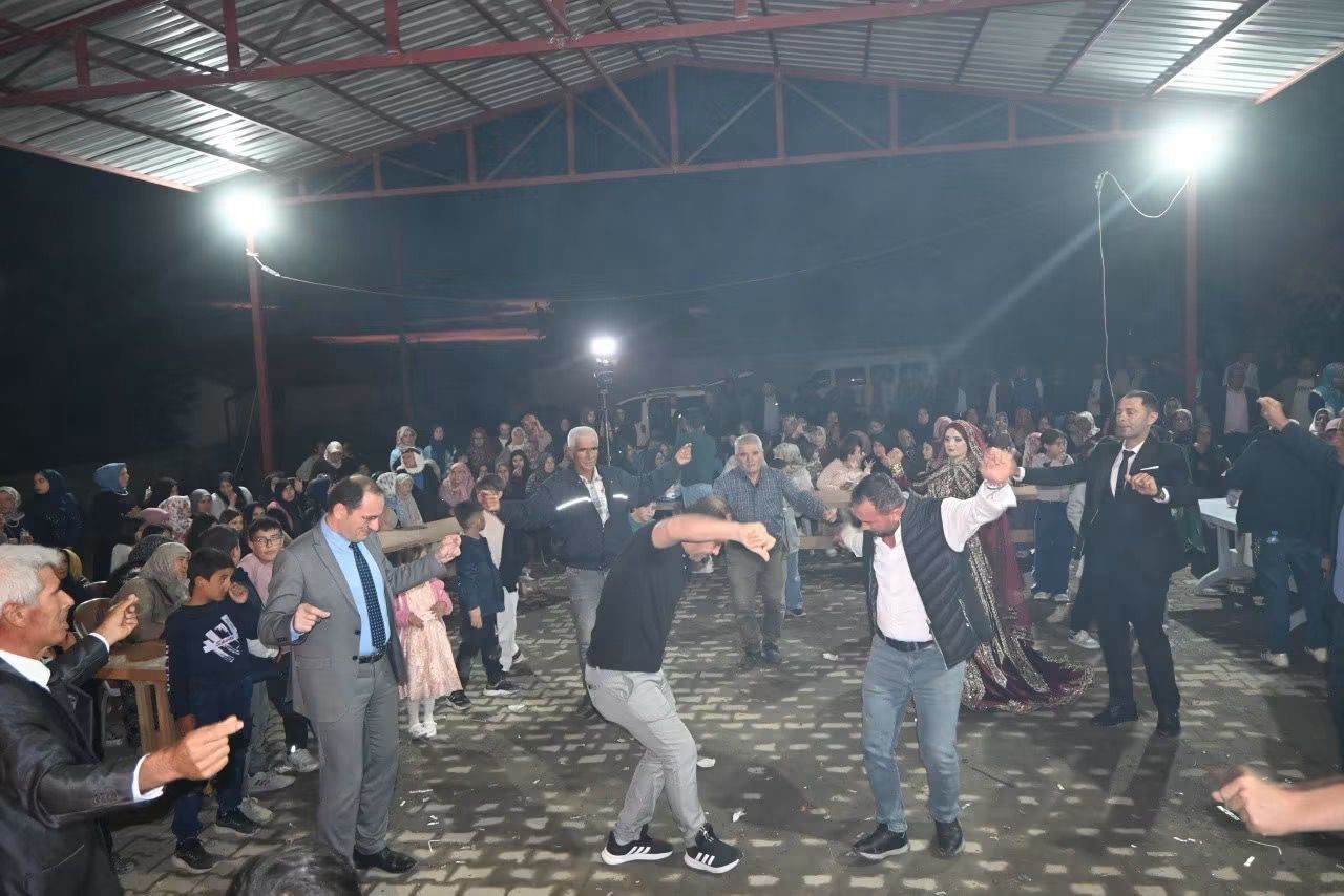 kaymakam-turker-piste-cikip-yeni-evlenen-ciftin-mutluluguna-ortak-oldu