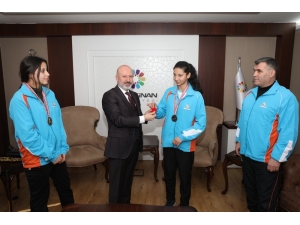 Başkan Çolakbayrakdar, Türkiye Şampiyonlarını Ödüllendirdi