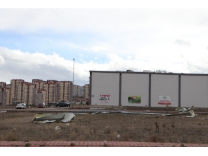 Şiddetli Rüzgar İnşaat Malzemecileri Sitesi’ni De Vurdu