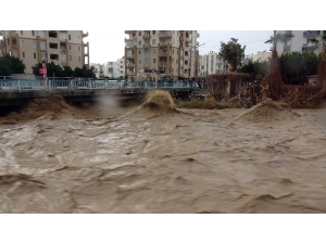 Mersin’de Sel Suları Yükseldi, Köprü Trafiğe Kapatıldı