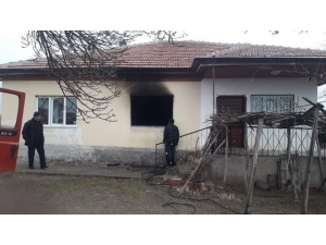 Yangında Dumandan Etkilenen Yaşlı Kadın Hayatını Kaybetti