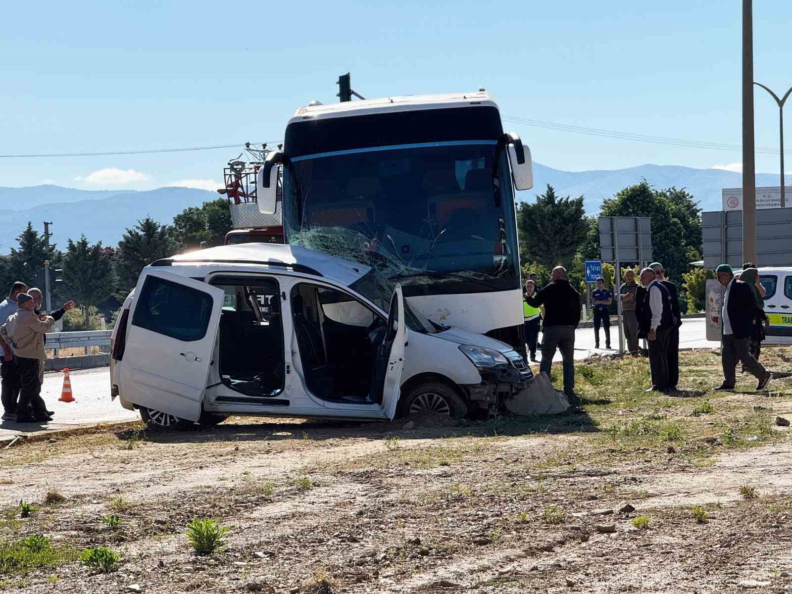 tur-otobusu-ile-hafif-ticari-arac-carpisti-genc-surucu-hayatini-kaybetti