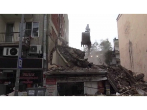 Kuşadası’nda Kepçe Bitişikteki Evin Salonunun Duvarını Yıktı