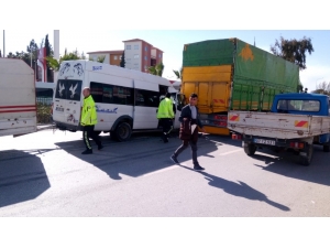 Minibüs Kamyona Çarptı: 2 Yaralı