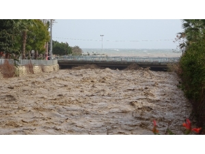 Mersin’de Sel Gelen Derenin Seviyesi Kritik Seviyeye Ulaştı