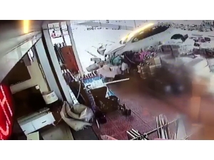 Gaz İle Freni Karıştıran Sürücü, Beyaz Eşya Dükkanına Daldı