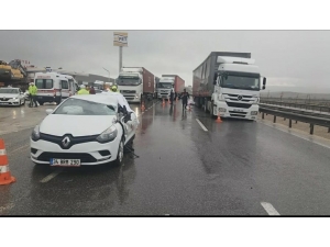 Otomobil Çekiciye Çarptı; 1 Ölü, 2 Yaralı