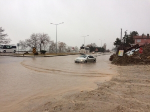 Eğirdir’de Kuvvetli Yağış Etkili Oldu, Bodrum Katlı Su Bastı, Yollarda Birikintiler Oluştu