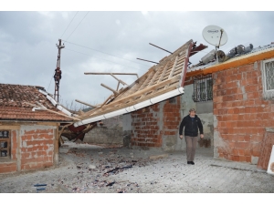 Niksar’da Fırtına Evin Çatısını Uçurdu