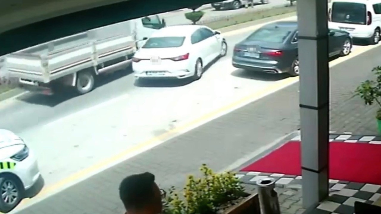 bolu-da-park-yerinden-cikan-otomobile-kamyon-carpti