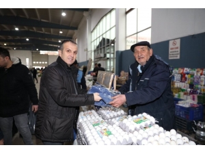 Pazarcılara Hırka Ve Bere Dağıtıldı