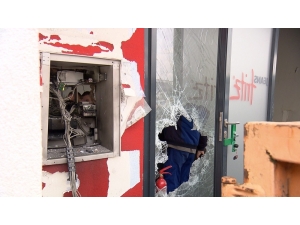 Atm’yi Hava Uçurup Paraları Çaldılar