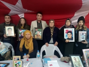 Pkk’dan Kaçarak Teslim Olan Genç Kız Evlat Nöbetindeki Aileleri Ziyaret Etti