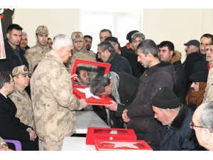 Orgeneral Çetin’den Şehit Ailelerine Türk Bayrağı