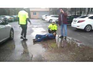 Husumetli Oldukları Şahsı Futbol Sahasında Yakalayıp Vurdular