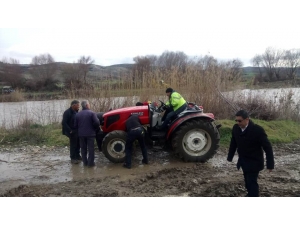 Traktörle Çayda Mahsur Kalan 2 Kişiyi İtfaiye Kurtardı