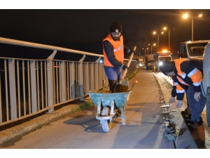 Avcılar’da Çatlakların Oluştuğu Yolun Şeridinde İyileştirme Çalışmaları Yapıldı