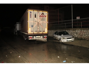 Kırmızı Işıkta Duramayan Tır İki Otomobile Çarptı: 5 Yaralı