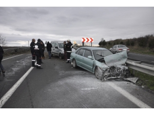 Kontrolden Çıkan Otomobil Orta Refüje Çarparak Durabildi