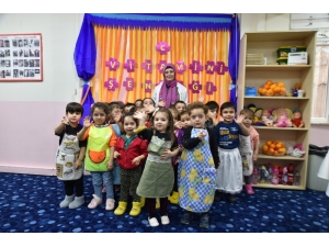 Minikler Oyun Odalarında Portakal Sıktı