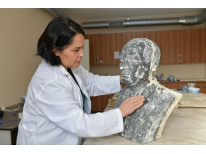 Çiğli Belediyesinden Okullara Atatürk Büstü