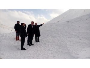 Bayburt’ta Demirışık Köyü Yoluna Çığ Geldi