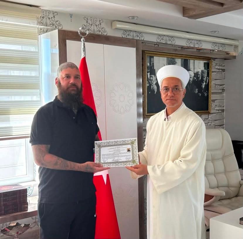 kur-an-i-kerim-den-etkilenen-macar-turist-musluman-oldu