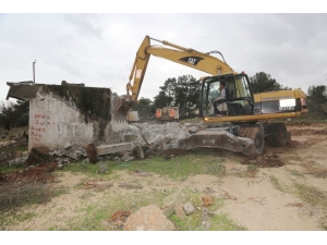 Toroslar’da Metruk Binaların Yıkımı Sürüyor
