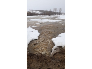 Dere Taştı Yol Nehre Döndü