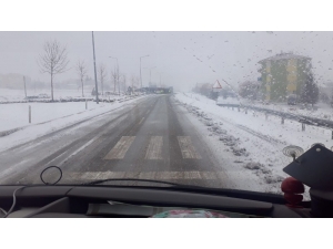 Karlı Yolda Tır Devrildi