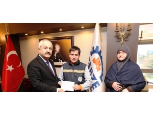 Bulduğu Parayı Sahibine Ulaştıran İşçiye Bir Maaş İkramiye