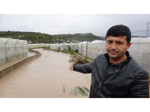 Sel Yol Kapattı, Bahçeleri Seraları Sular Altında Bıraktı