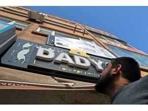 Binadan Kopan Beton Parçanın Altında Kalmaktan Saniyelerle Kurtuldu