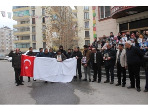Hdp Önündeki Aileler İdlib Ve Van Şehitleri İçin Ellerinde Kefen Ve Türk Bayrağıyla Saygı Duruşunda Bulundu