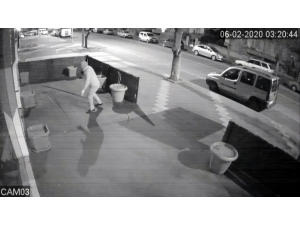 Taşla Camını Kırıp Girdiği İş Yerinden Sadaka Kutusunu Çaldı