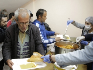 90 Evsiz Bimekan Çatısı Altında