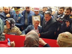Şehit Özgür Çelik’in Kız Kardeşi: "Kimse Kardeşime Öldü Demesin, Şehitler Ölmez Vatan Bölünmez"