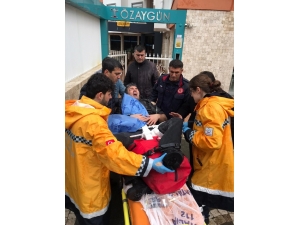 Bahçe Kapısının Üzerinden Atlarken Bacağına Demir Korkuluk Saplandı