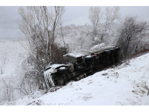 Düzce’de, Kaygan Yolda Kontrolden Çıkan Kamyon Şarampole Yuvarlandı