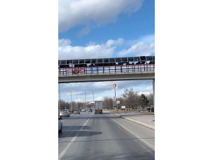 Şiddetli Rüzgar Üst Geçidin Çatısını Parçaladı