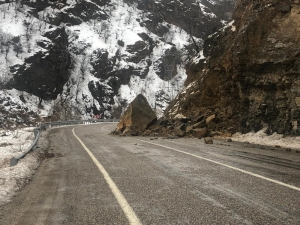 Kara Yoluna Dev Kayalar Düştü, Ekipler Temizledi