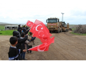 Çocuklar Askerleri Bayraklarla Karşıladı