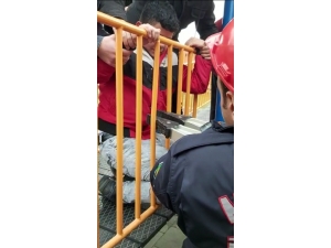 Demir Korkuluğa Sıkışan Çocuğu İtfaiye Kurtardı